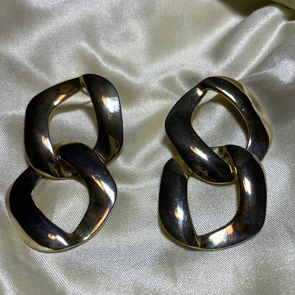 Gold Tone Earrings. Dangle. Light Weight